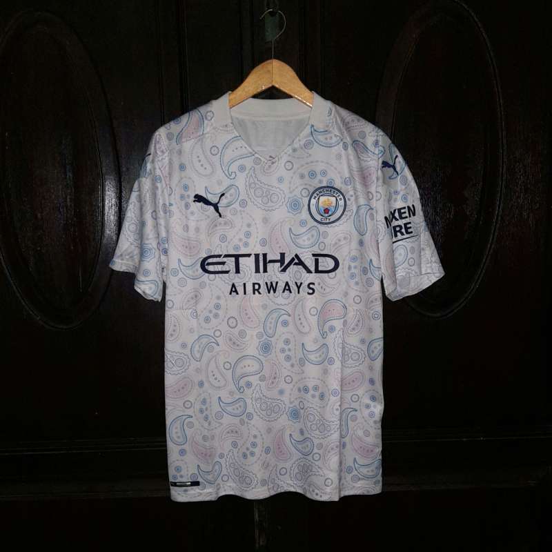 Sortie du maillot domicile 2025-26 de Manchester City - Footy Headlines FR