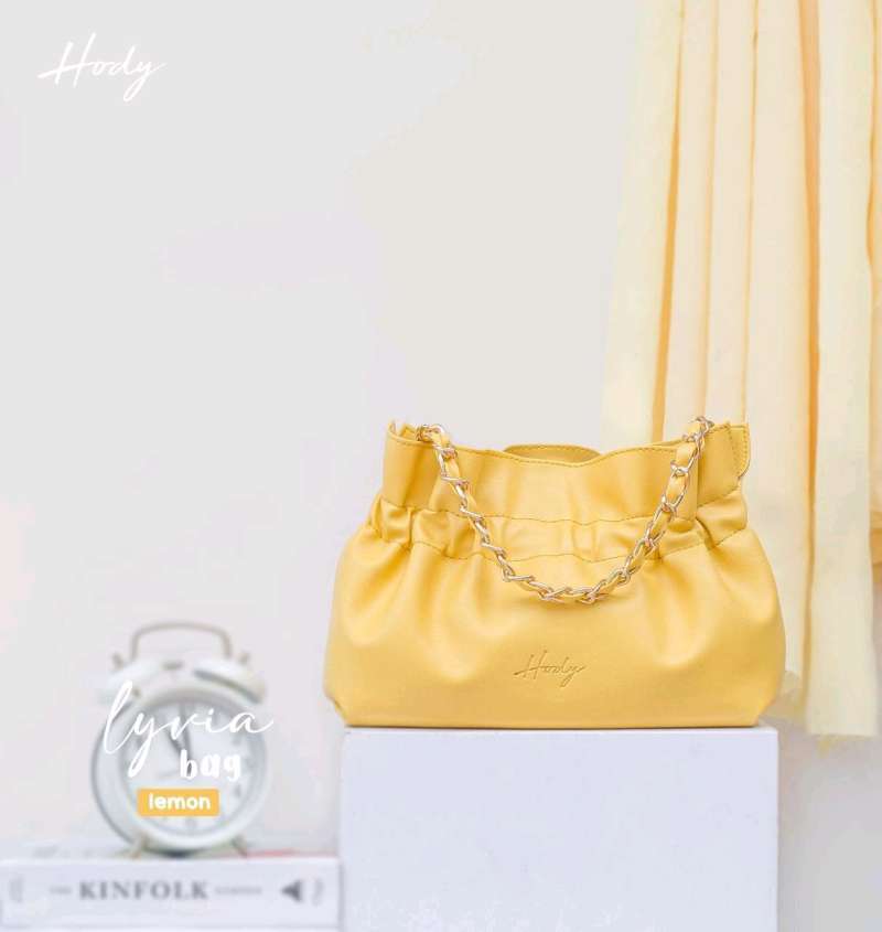 Elegan! 5 Model dan Warna Sling Bag Wanita yang Simple untuk Segala