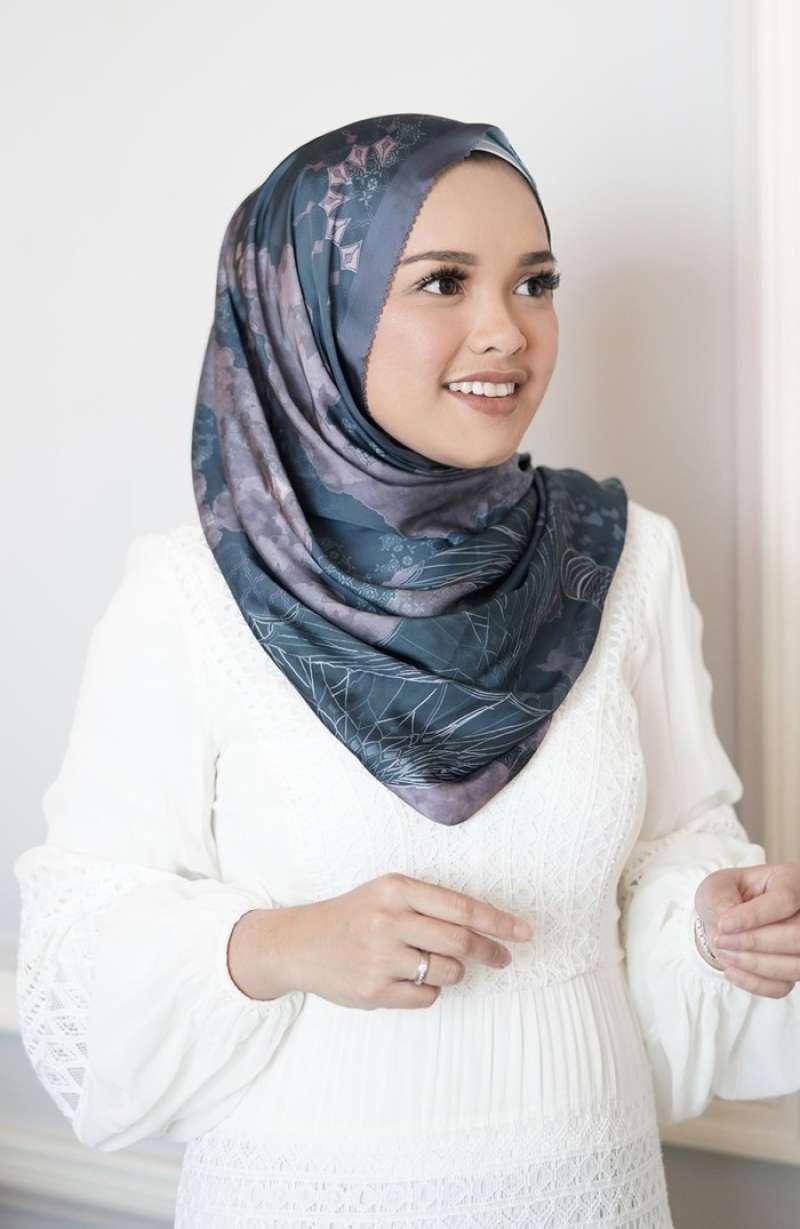 Kebaya Abu Abu Cocok dengan Jilbab Warna Apa? - Blibli Friends