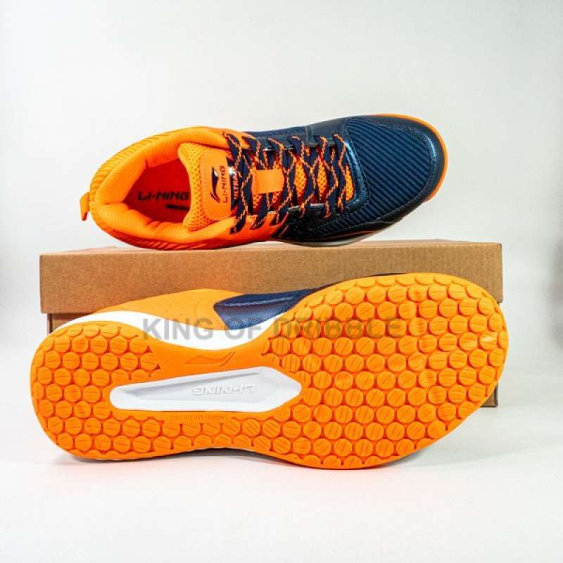 sepatu badminton asic