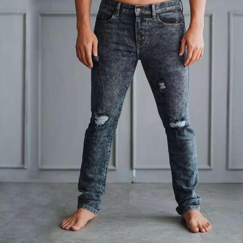 Outfit Ripped Jeans Pria yang Bisa Kamu Tiru