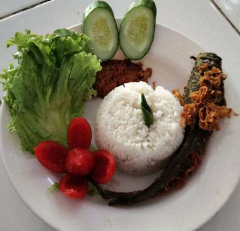 Kalori Nasi Pecel Lele Sayur rebus •kubis•tauge•kacang