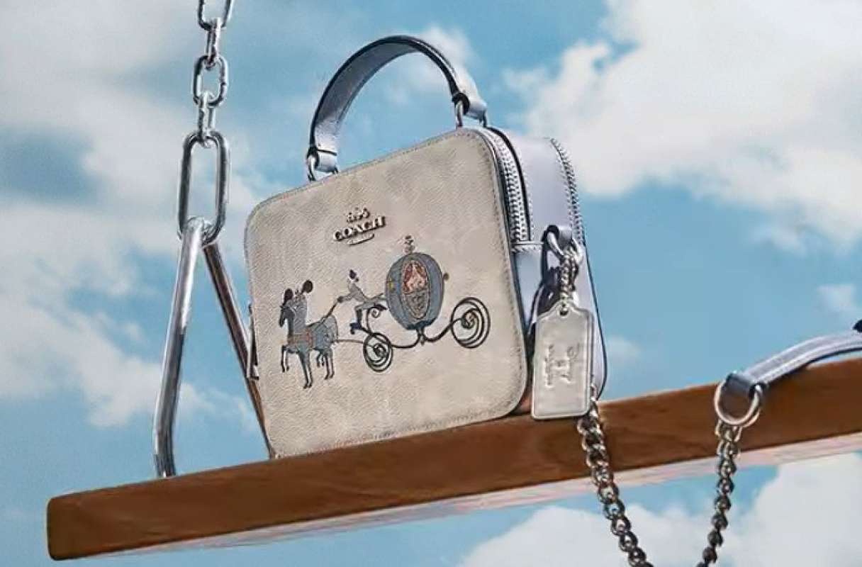 Jual (ORIGINAL100)Coach Disney X Coach Box Crossbody With Cinderella