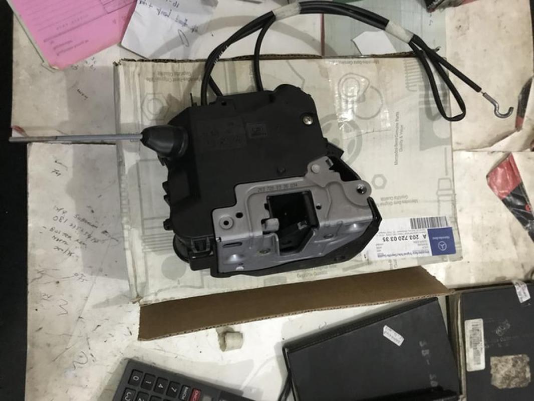 203 мерседес горит lock front pass seat
