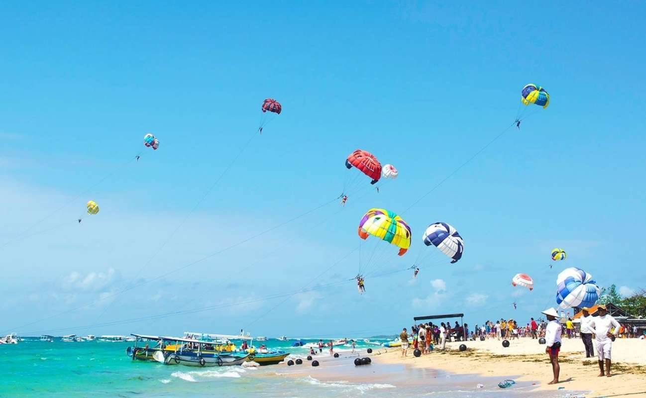 Pantai Tanjung Benoa dengan aktivitas watersport dan parasailing