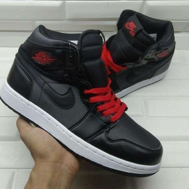 Jual Sepatu Air Jordan 1 Retro High Black Satin Gym Red di Seller