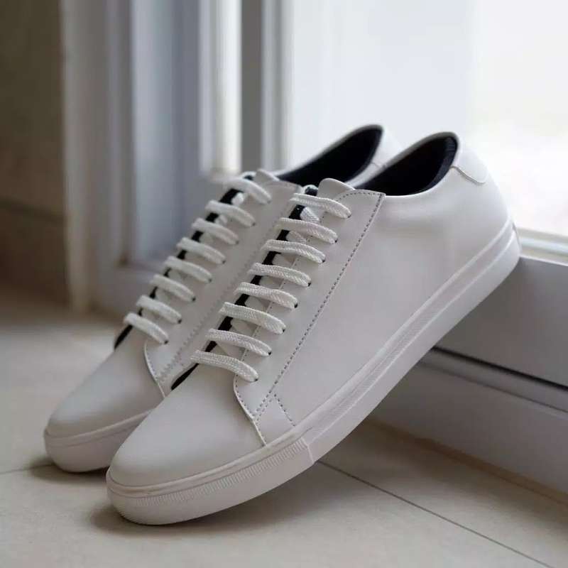sepatu putih