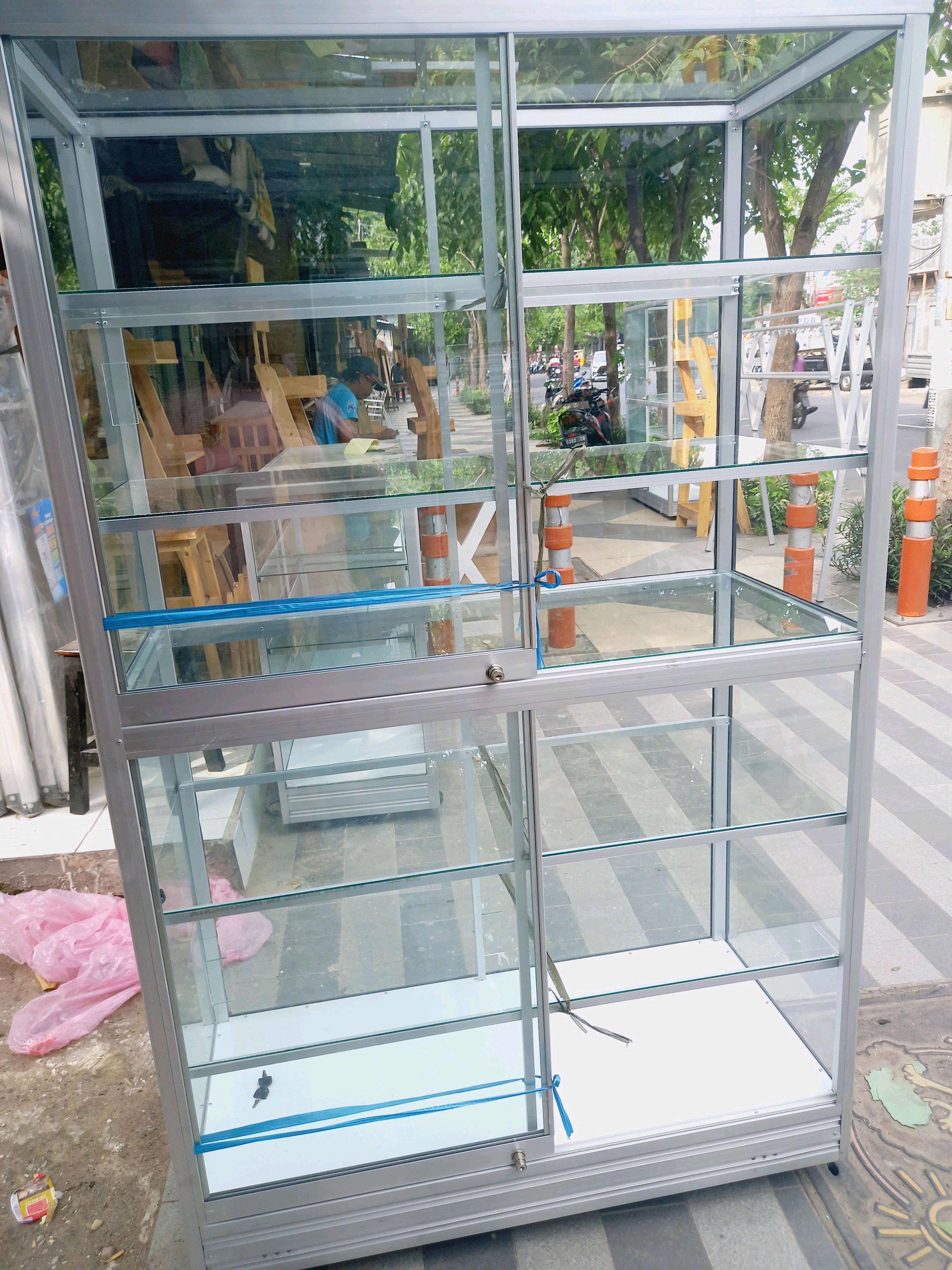 Jual Etalase Kaca 2 Pintu Free Ongkir Surabaya di Seller masyus