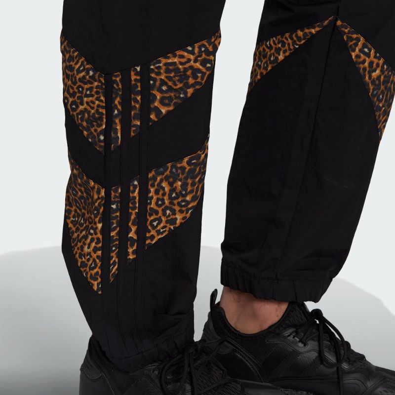 Promo adidas Animal Print Shark Originals Pants Celana Olahraga Pria  [H06737] Diskon 50% di Seller adidas Sports Official Store - Gudang Blibli  | Blibli