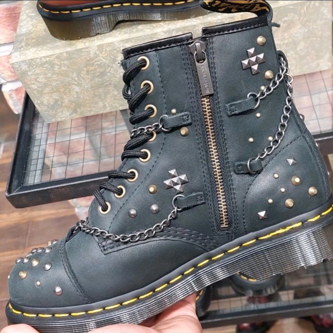 Jual SALE SEPATU DOCMART DR MARTENS 1460 STUD CHAIN 36 45 NEW