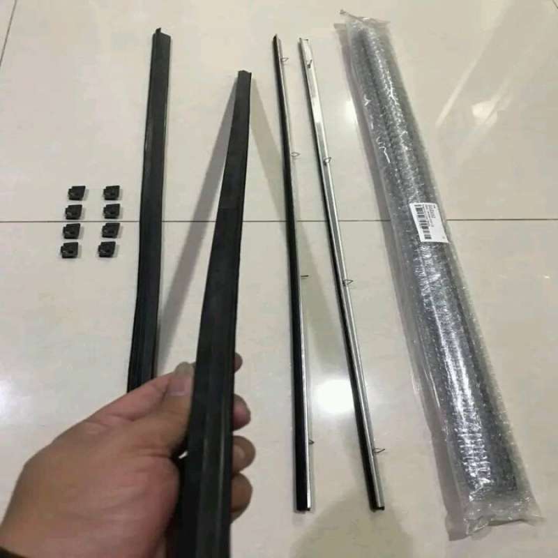 Jual List/ Karet Pelipit Kaca Luar Mobil Katana dan Jimny Original KODE