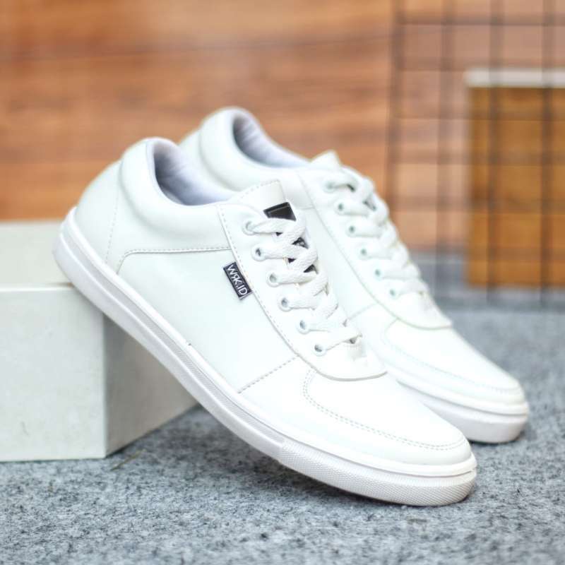 WOLF Sepatu Kasual Sneaker Putih Simple Murah Sporty Trendy Kekinian Original Distro