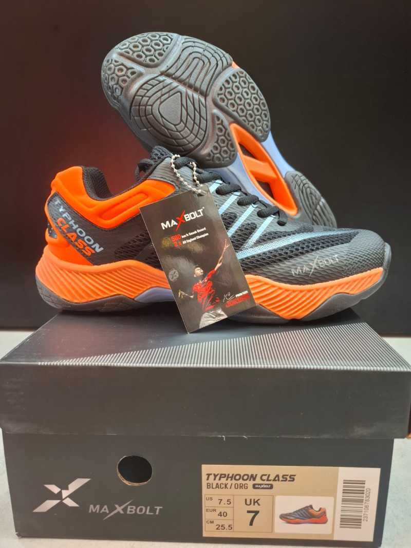 sepatu badminton nike air max