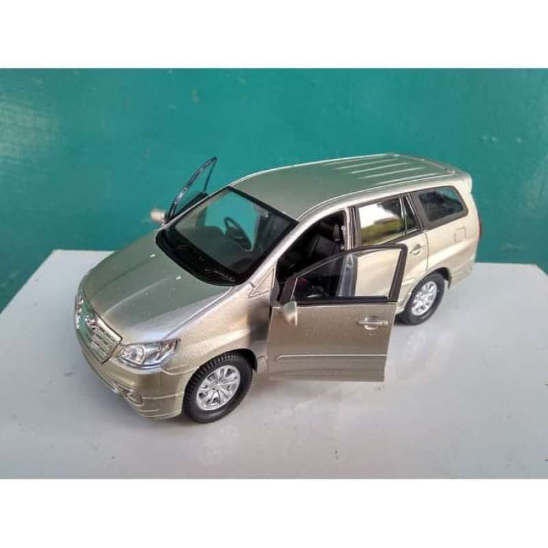 Miniatur Toyota Innova: Lebih dari Sekadar Mainan, Sebuah Karya Seni dan Refleksi Kecanggihan Teknik