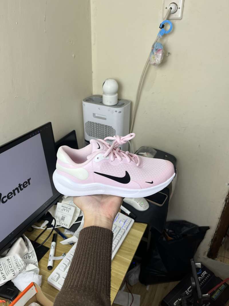 Sepatu Pink Hyper Revs Women's Running Shoes Nike Revolution