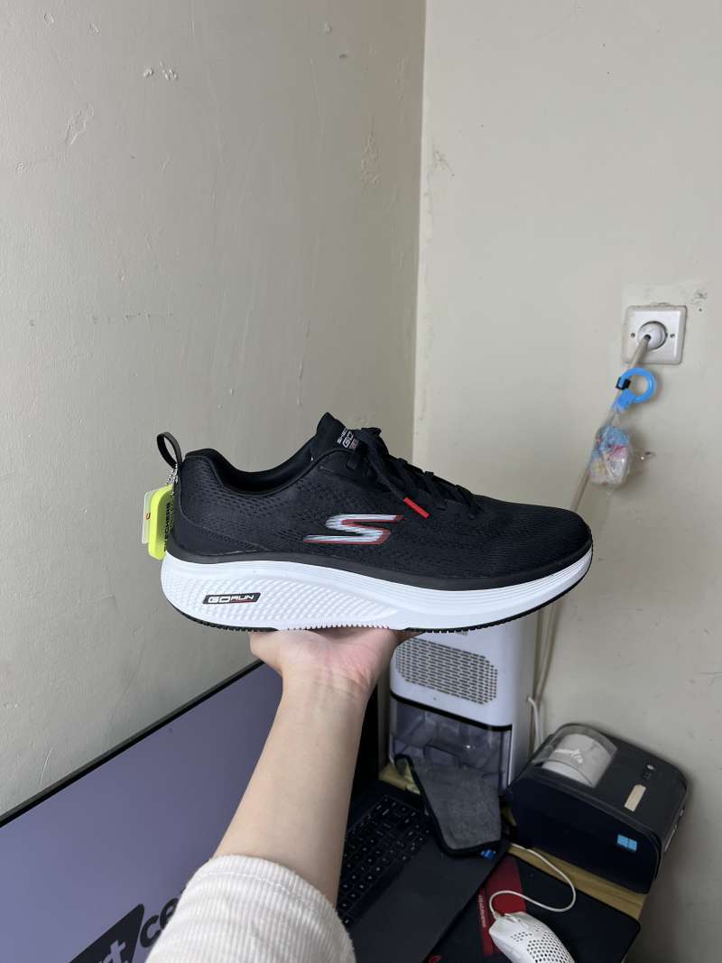 SEPATU SKECHERS GO RUN ELEVATE FLUID MOTION PRIA 220847BLK HITAM