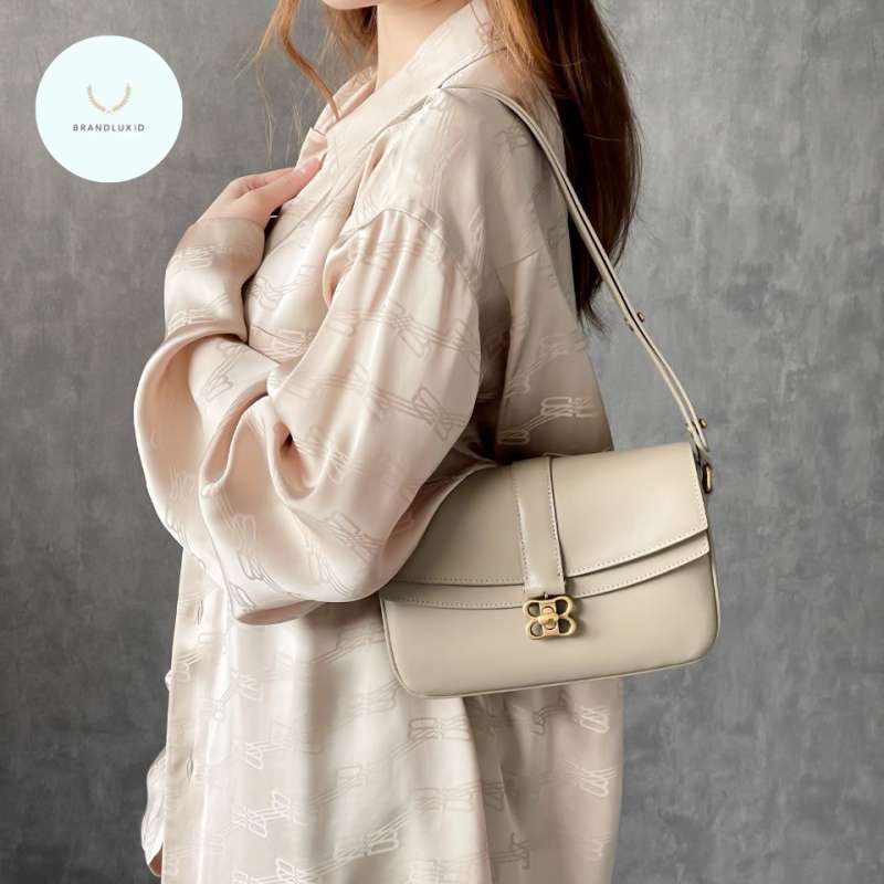 【送料&関税込】Balenciaga Lady Flap Shoulder Bag In Taupe L Balenciaga Lady Flap Shoulder Bag In Taupe Leather | italist