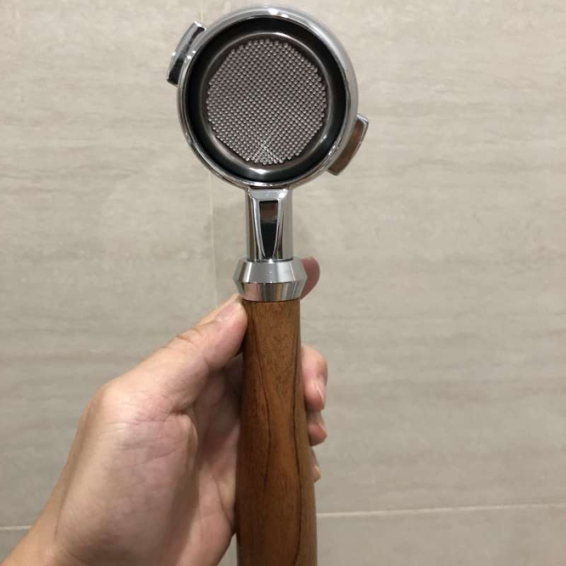 Normcore 58mm Bottomless Portafilter Naked Portafilter Fits E61 group head, ECM, Rocket, Sanremo, Synesso, Slayer, VBM, Genuine American Walnut Wood Handle and 18g Basket Normcore 58mm Bottomless Portafilter Naked Portafilter Fits E61 group head, ECM, Rocket, Sanremo, Synesso, Slayer, VBM, Genuine American Walnut Wood Handle and 18g Basket