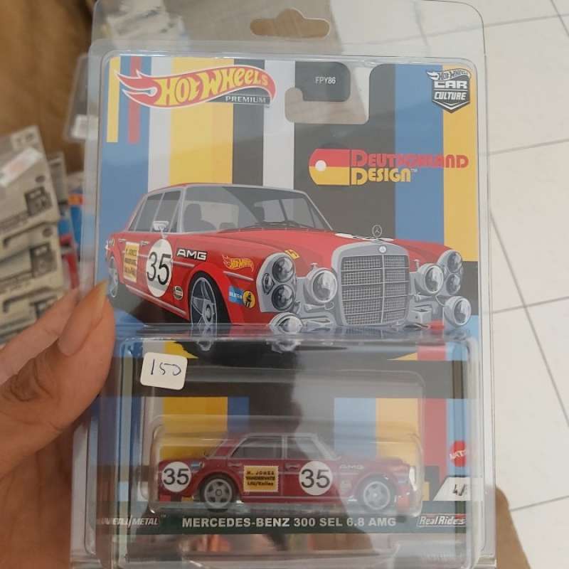 Hot Wheels - Mercedes-Benz 300 SEL 6.8 AMG - Série Deutschland Design 1:64 Rouge - Neuf