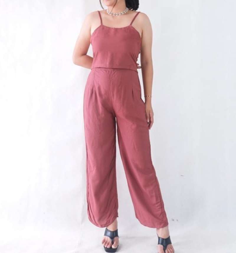 Talaba saunada emmoqda Oq suyuqlik bilan kamming ayollar video