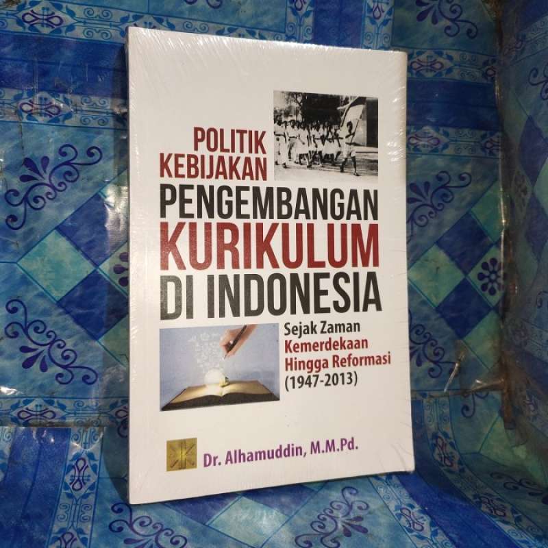  Politik di Balik Buku: Bagaimana Kekuasaan Membentuk Kurikulum Pendidikan