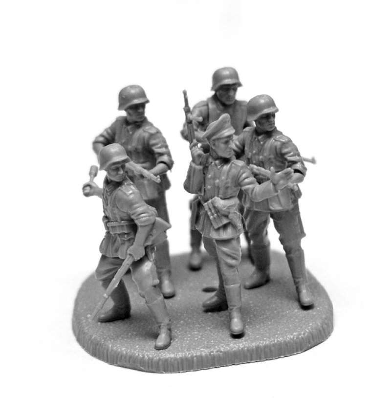 Zvezda 1/72 German Paratroopers 1939-42 Snap Kit – WWII Barbarossa 1941 Expansion Set, 4 Figures