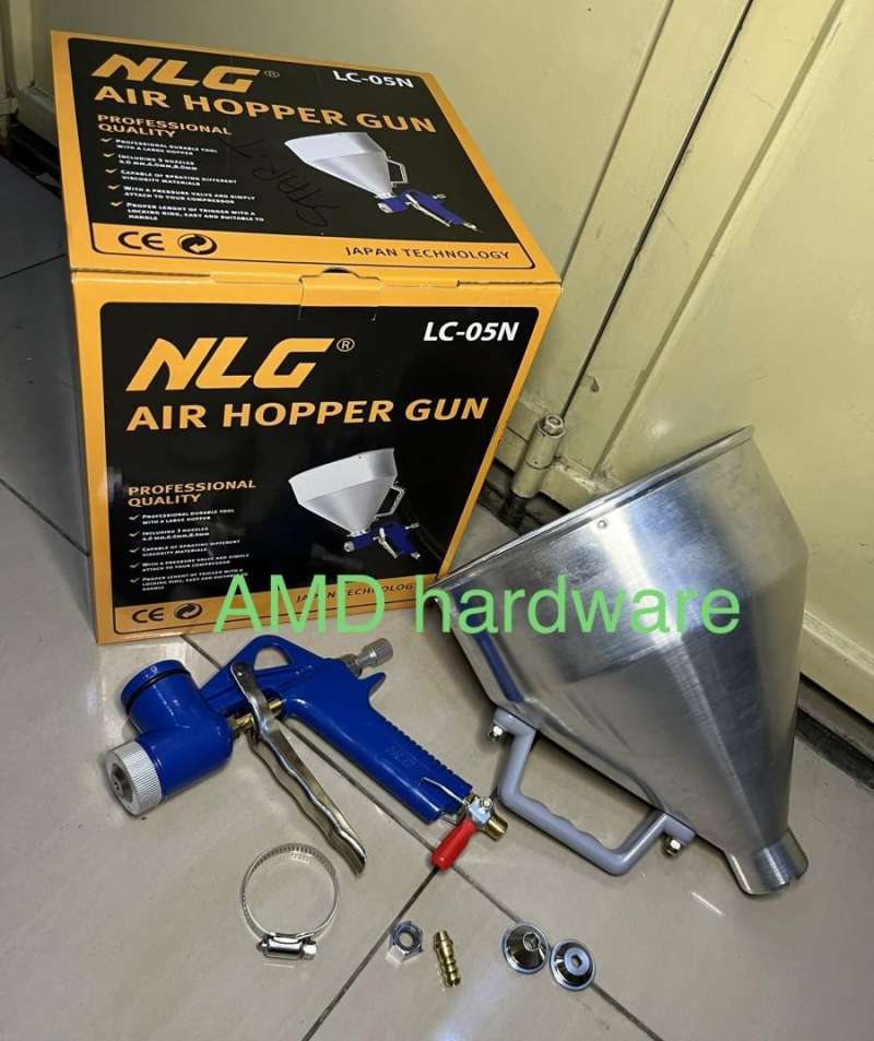 Qizlarning chaqnashlari bilan sexy liboslar Katta kokrakli yalangoch qiz sut ichadi