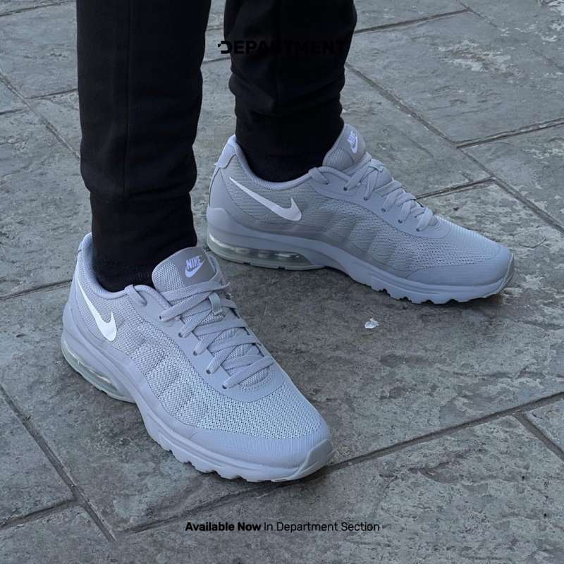 air max invigor on feet