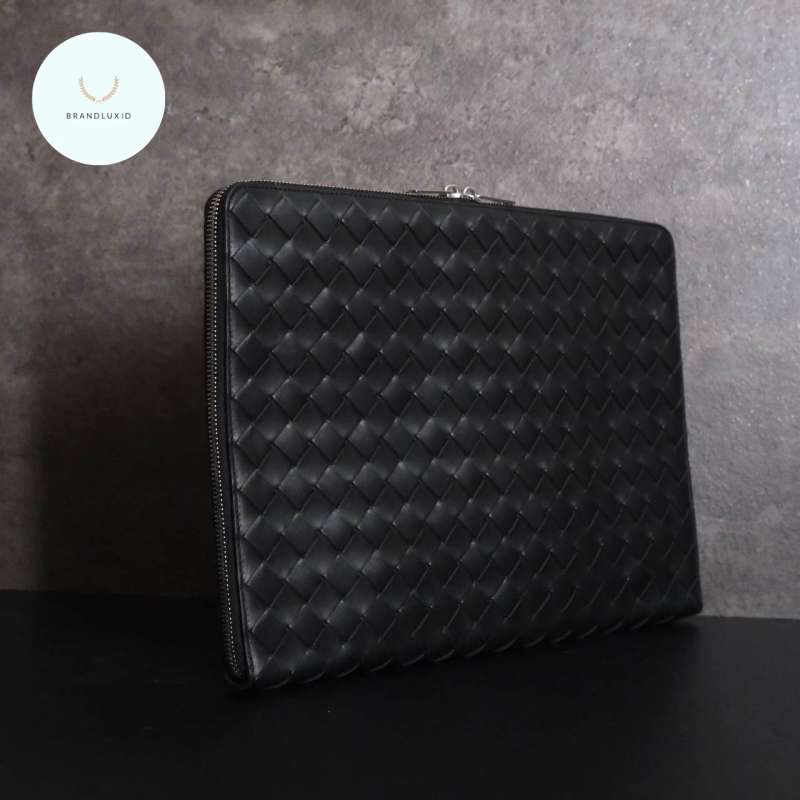 Bottega Veneta Pouch Pochette Clutch in Black