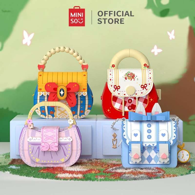 Kusish bilan yutish Dildo bilan ushlangan