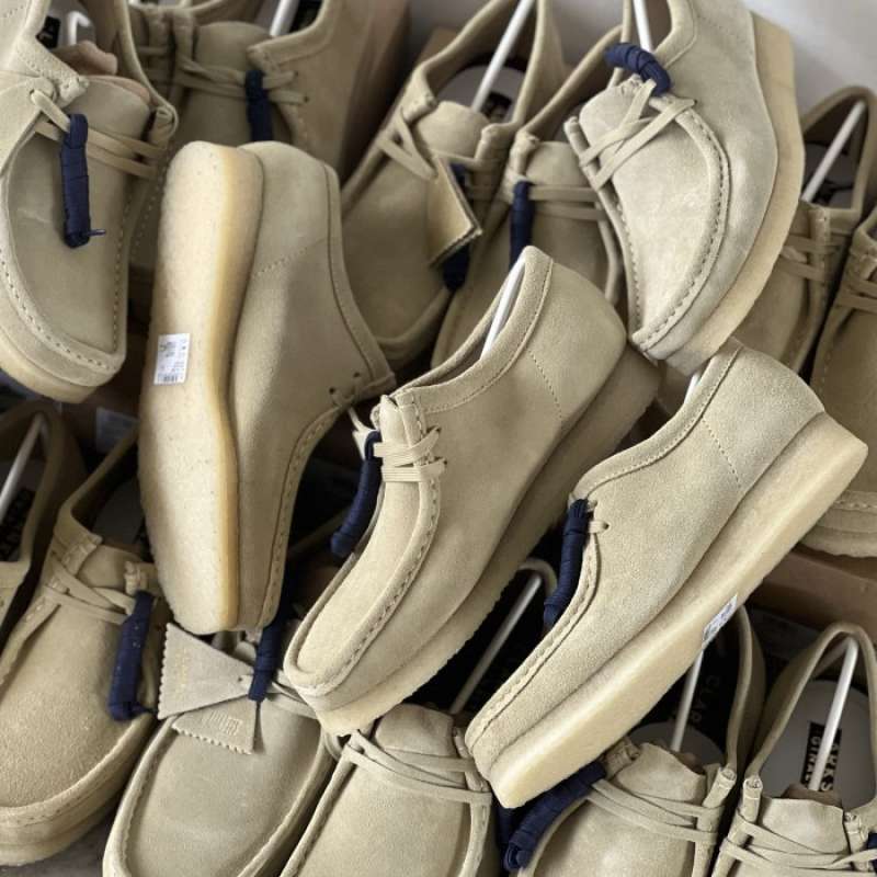 Clarks wallabee low maple clearance