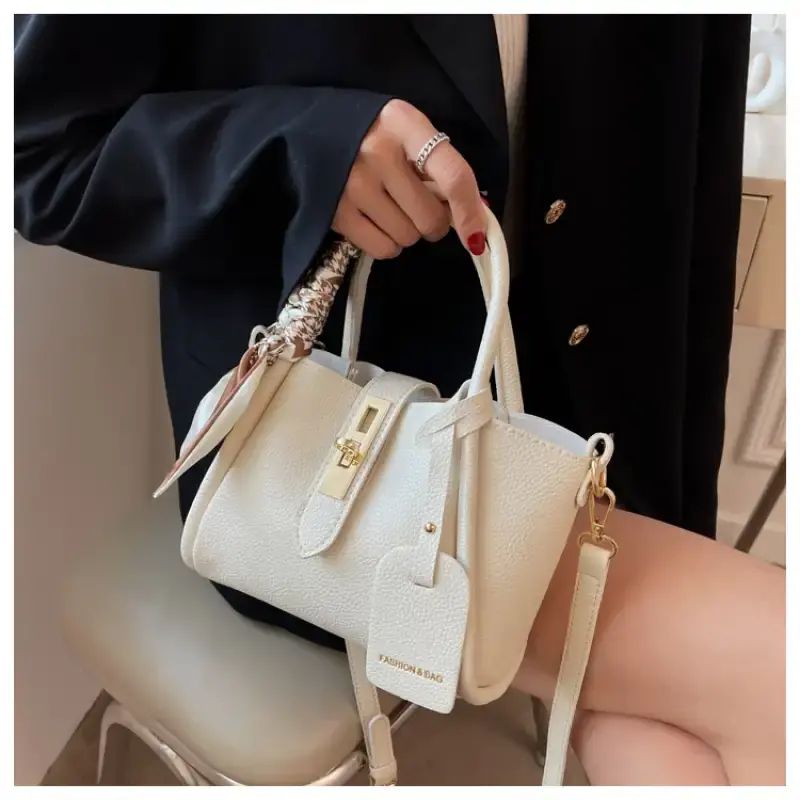 Jual Celine Bag - Chic Charm - Tas Selempang Wanita Korean Style / Handbag  Wanita Slingbag Free Strap Di Seller Chic Charm Indonesia - Cengkareng  Timur, Kota Jakarta Barat | Blibli