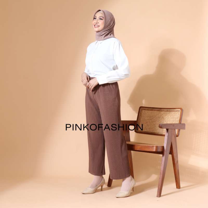 Max S dan porno tomosha qiling Pastdan mushukning video surati