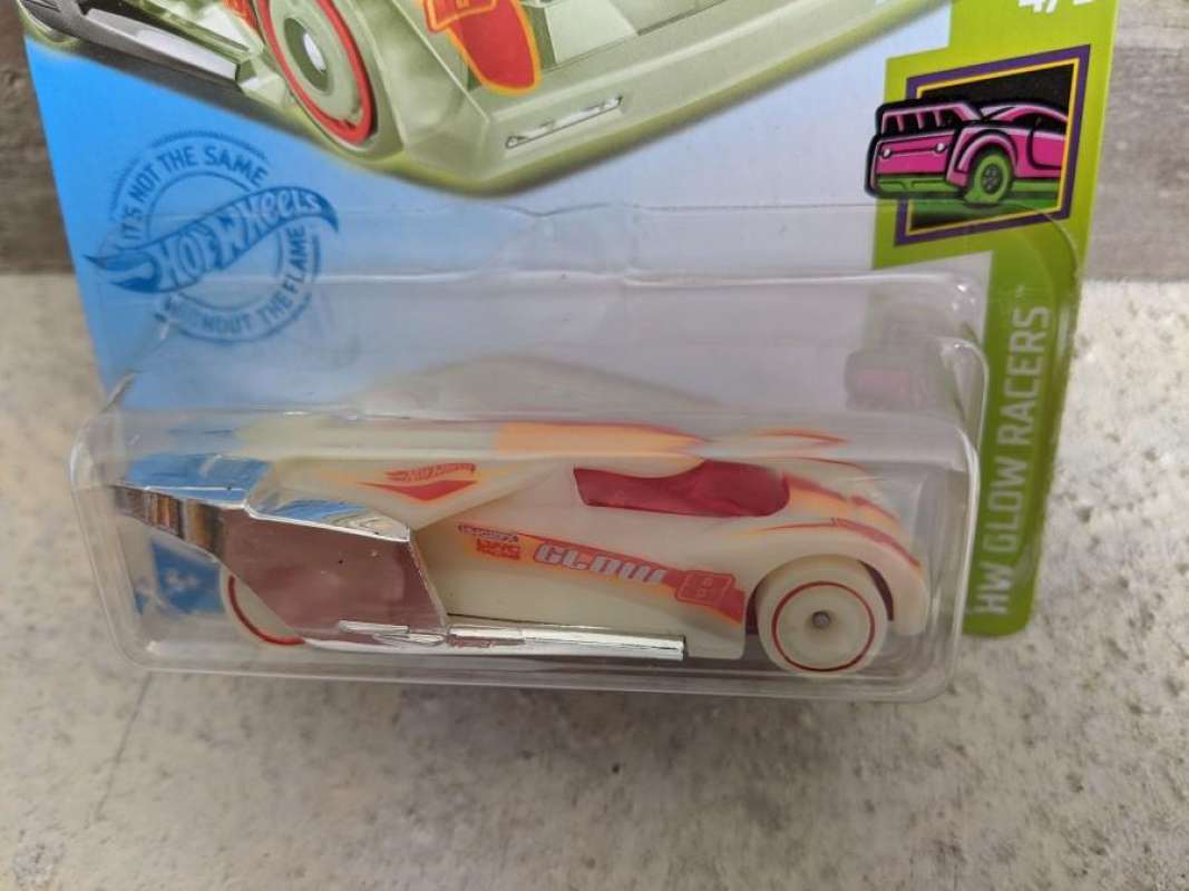 Jual Hot Wheels Lindster Prototype In The Dark Edition Hw Glow Racers ...