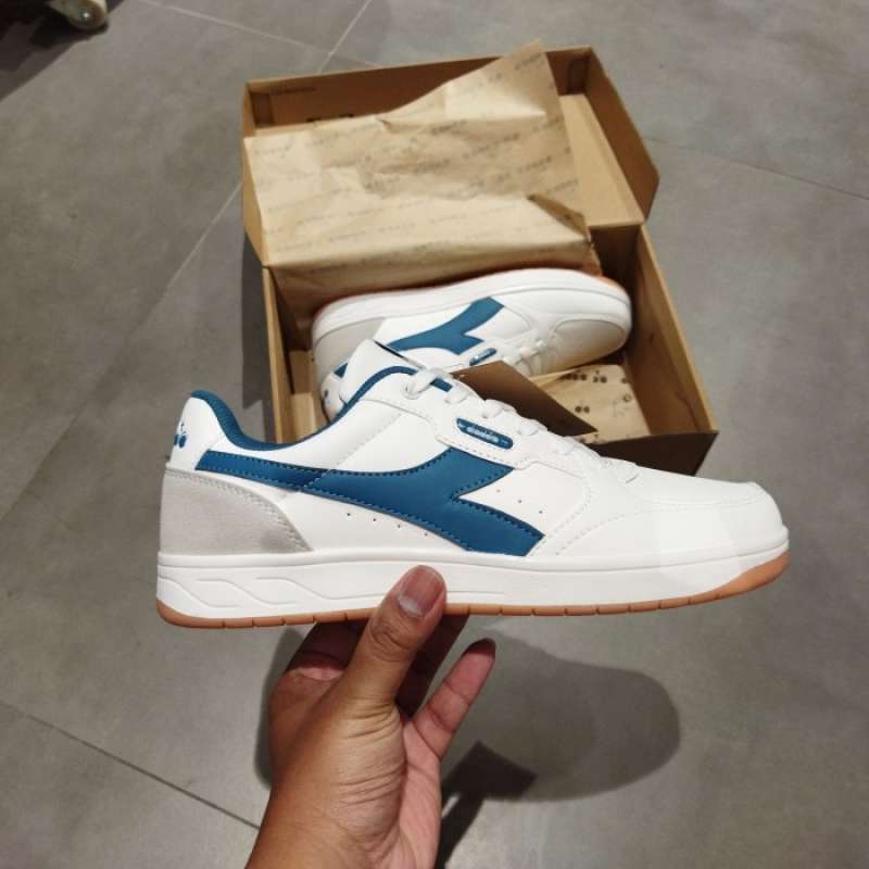 Harga sepatu shop diadora borg elite