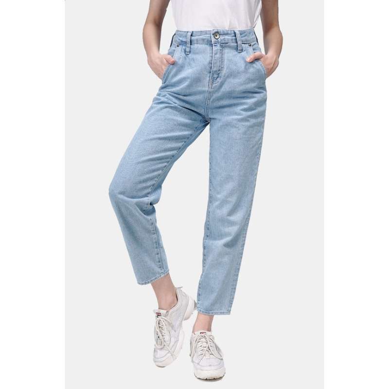 Erkaklar taytlarda tola oyoqlarini paypaslaydilar