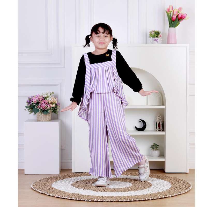 Qiz külotlarini korsatadi