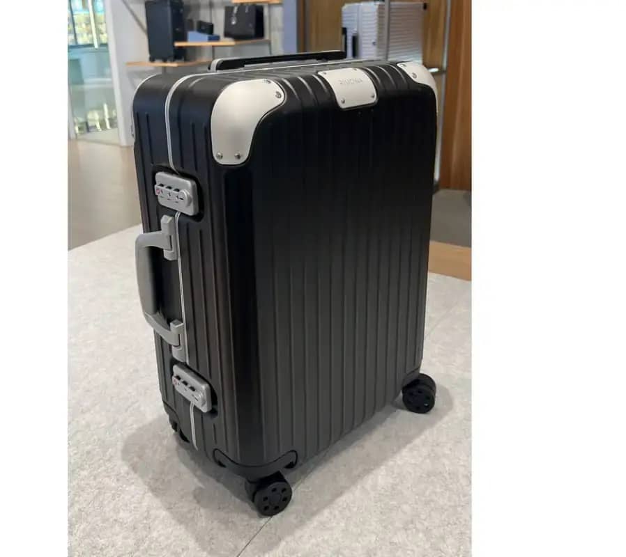 RIMOWA 37 L Hybrid Cabin Suitcase Carry on- Koper Matte Black, Gloss White