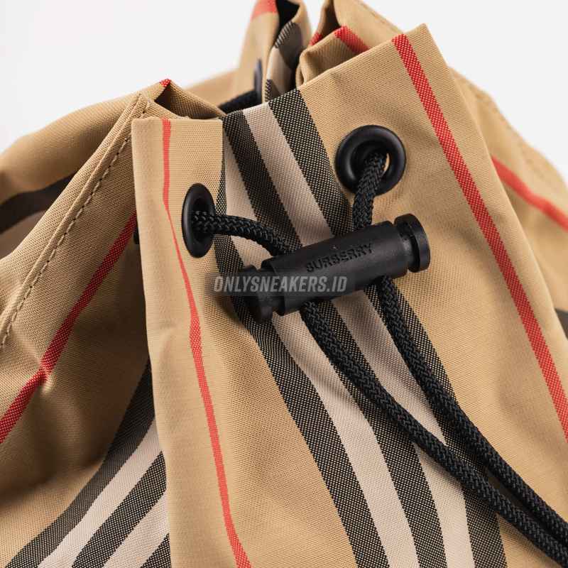 Burberry phoebe nylon bucket bag deals