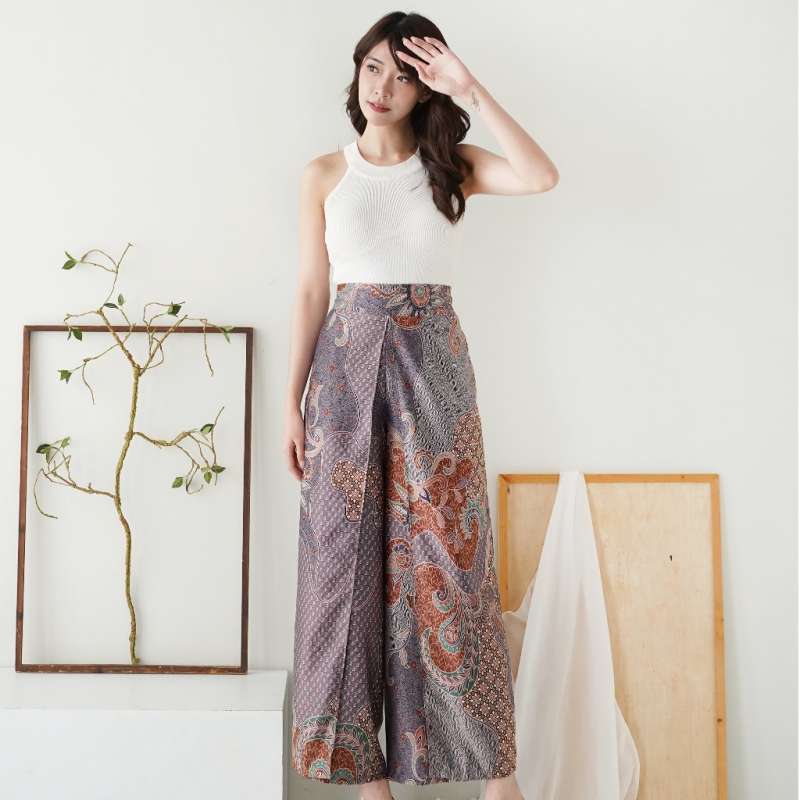 Anapadagi plyajda yalangoch qizlar