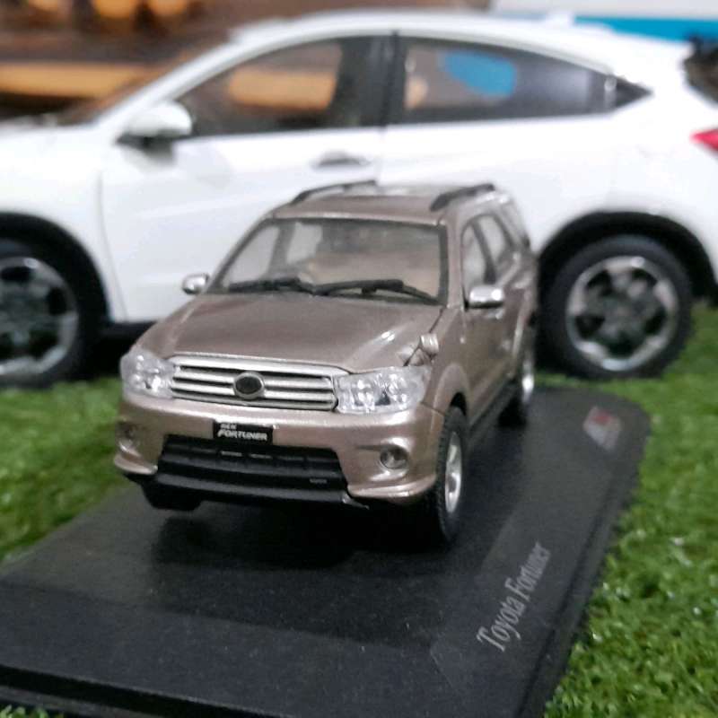 Toyota shop fortuner diecast