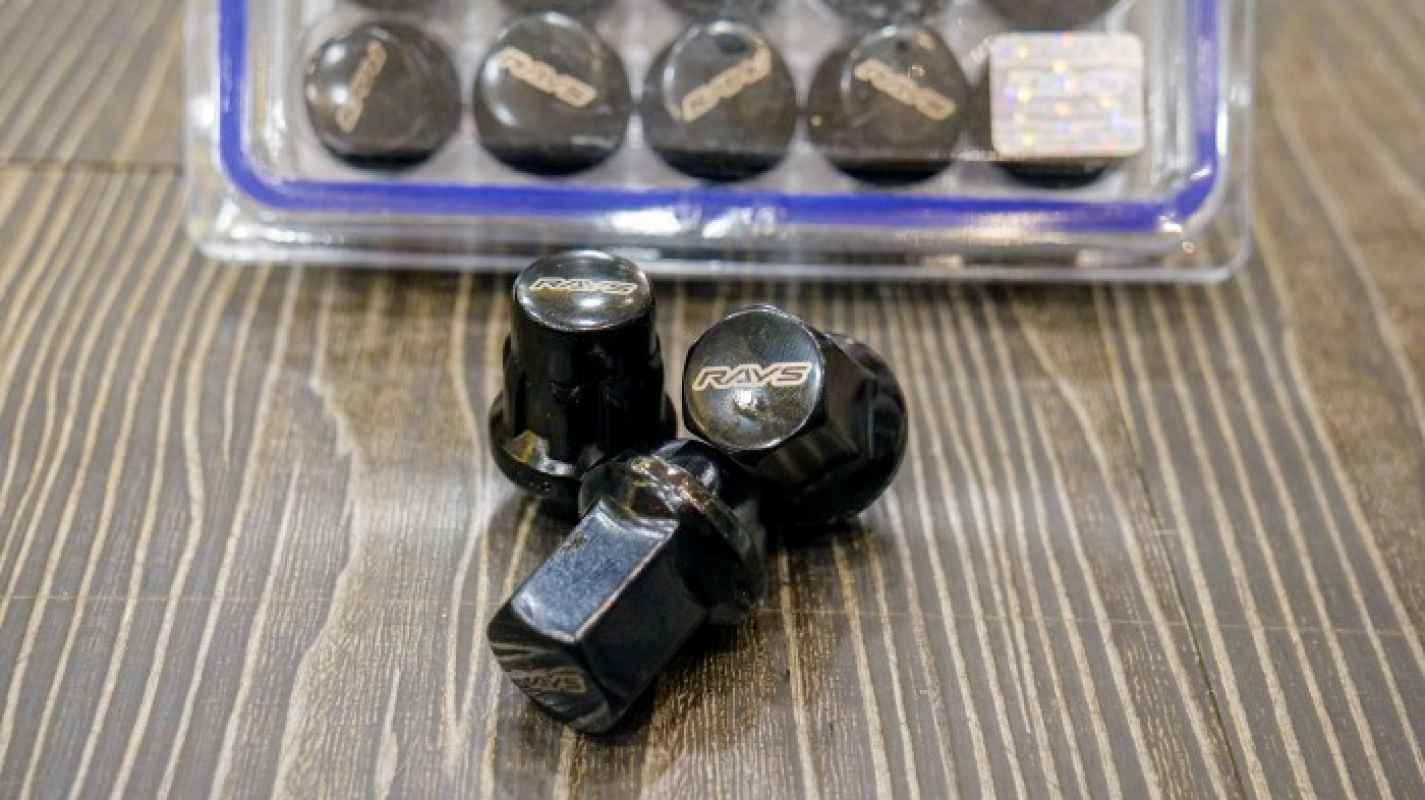 20-Piece Black Plastic Spike Lug Nut Covers For GMC/Chevy Trucks (M24x2.00)