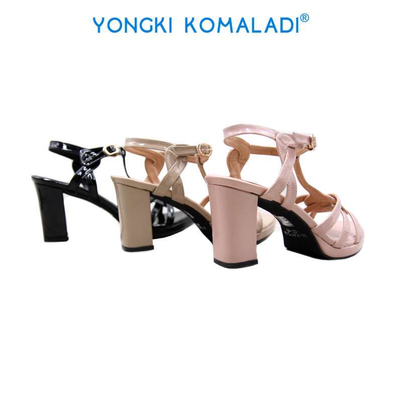 Styuardessa uning tukli mushukining suratini ko‘rsatdi.