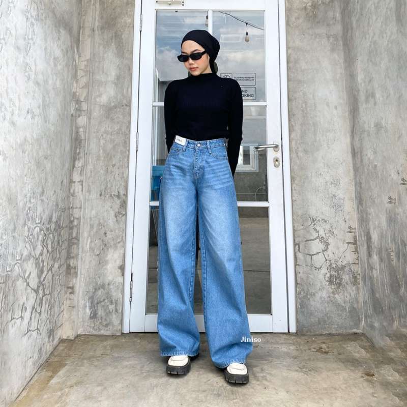 Turli joylarda siyayotgan qizlarning yashirin kamerasi