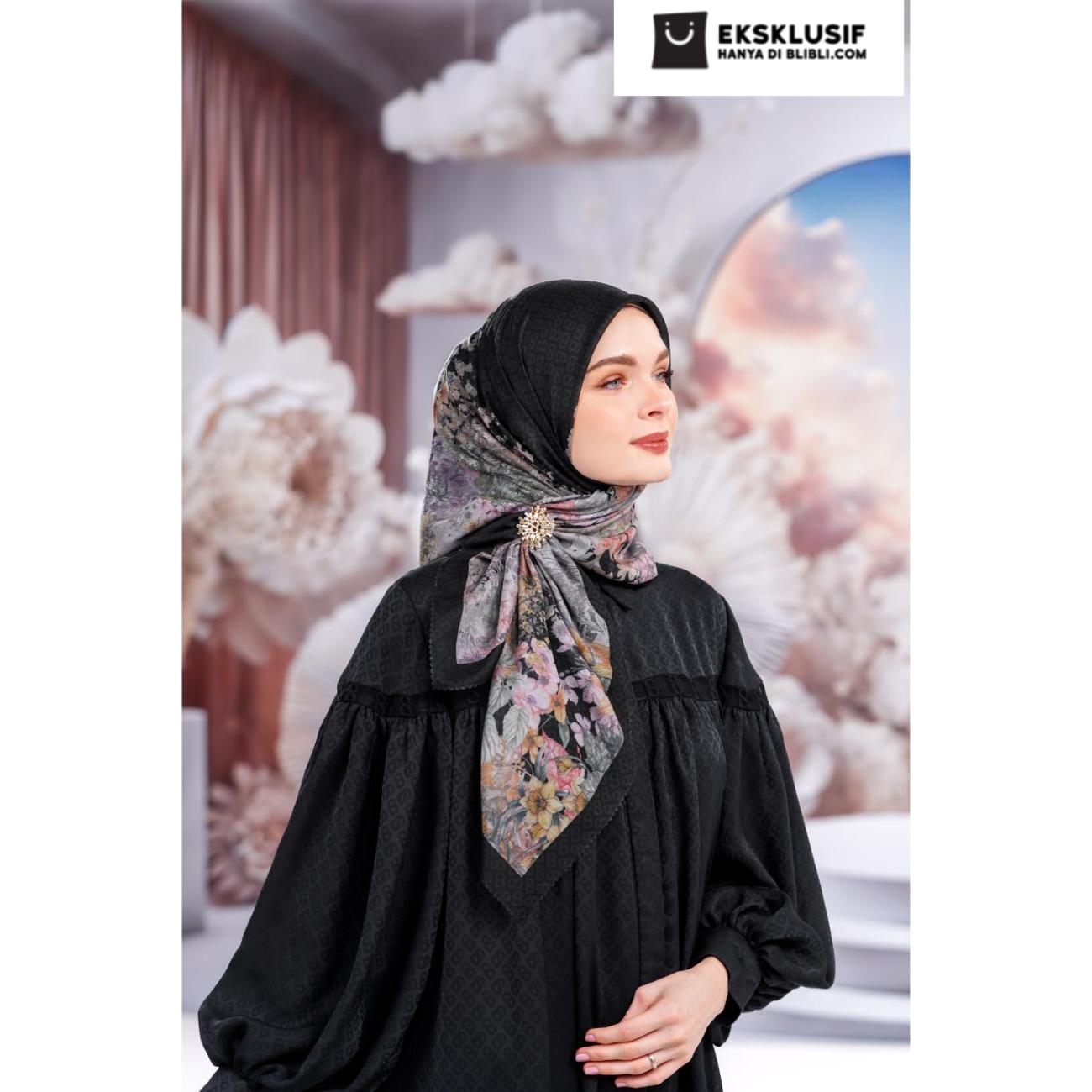 Buttonscarves Champ de Fleurs Voile Square - Black Iris