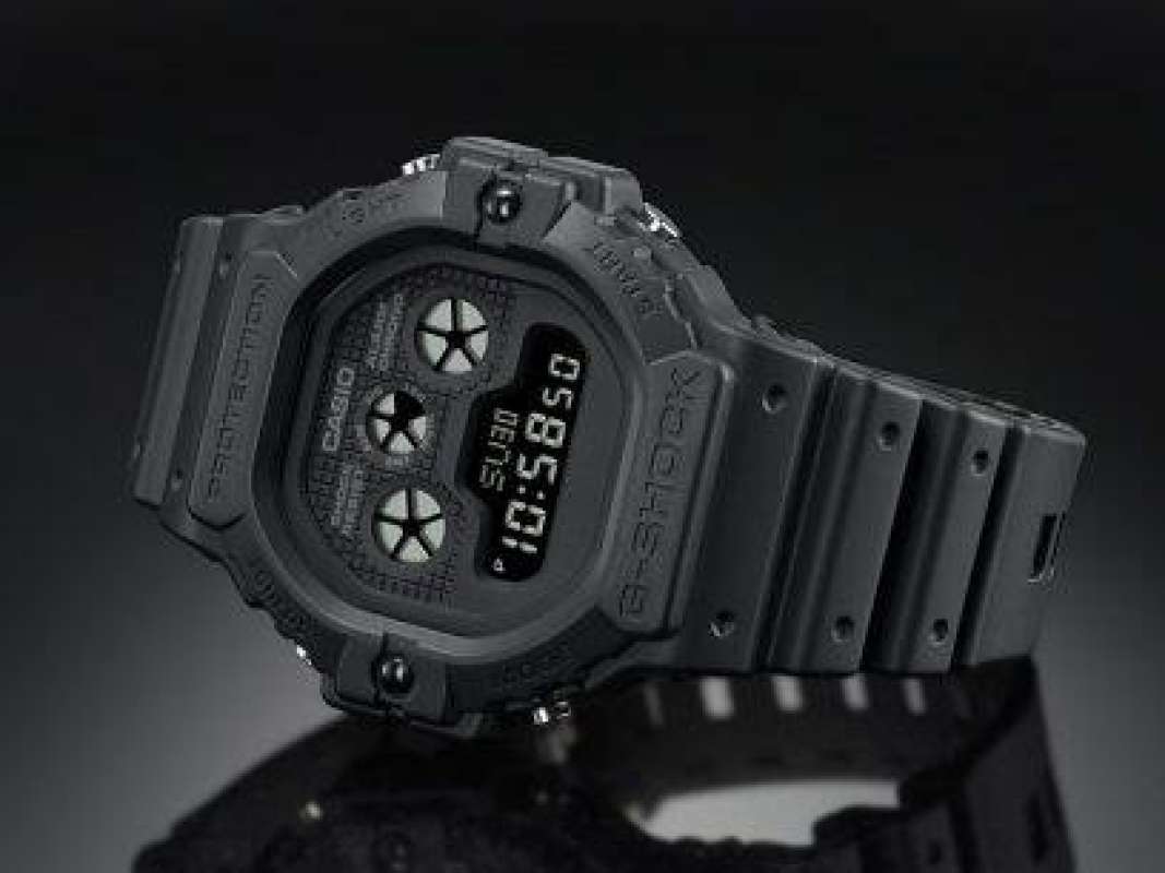 CASIO G-Shock Jam Tangan Pria Hitam [DW-5900BB-1DR]