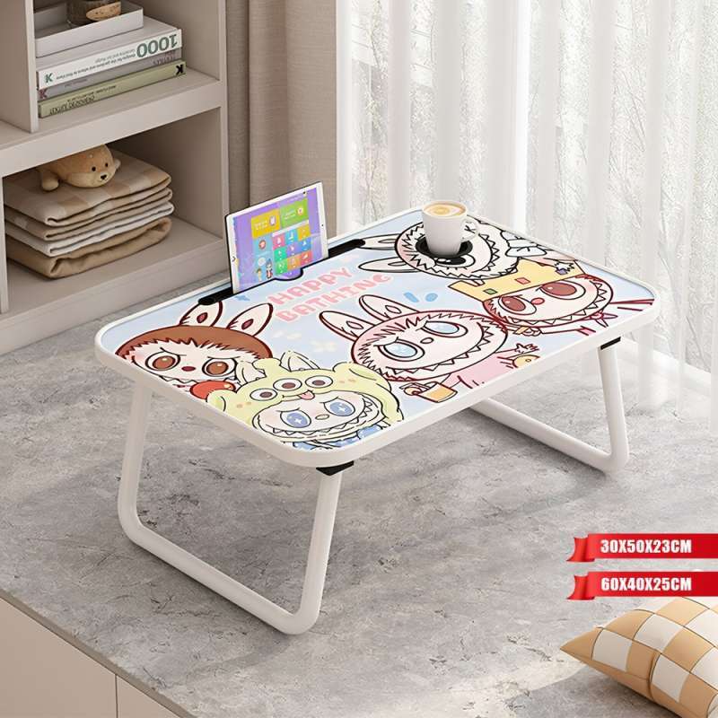 Meja Belajar Anak Jumbo Motif Labubu Lipat Multifungsi dengan Slot Kartu dan Cup Holder, Ideal untuk Belajar dan Bersantai. Cocok untuk Keluarga Anda!