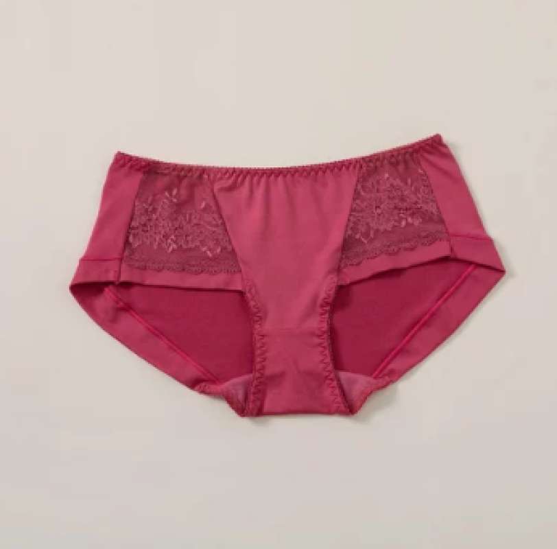 Ayol sizni mushukchasini yalashga majbur qiladi