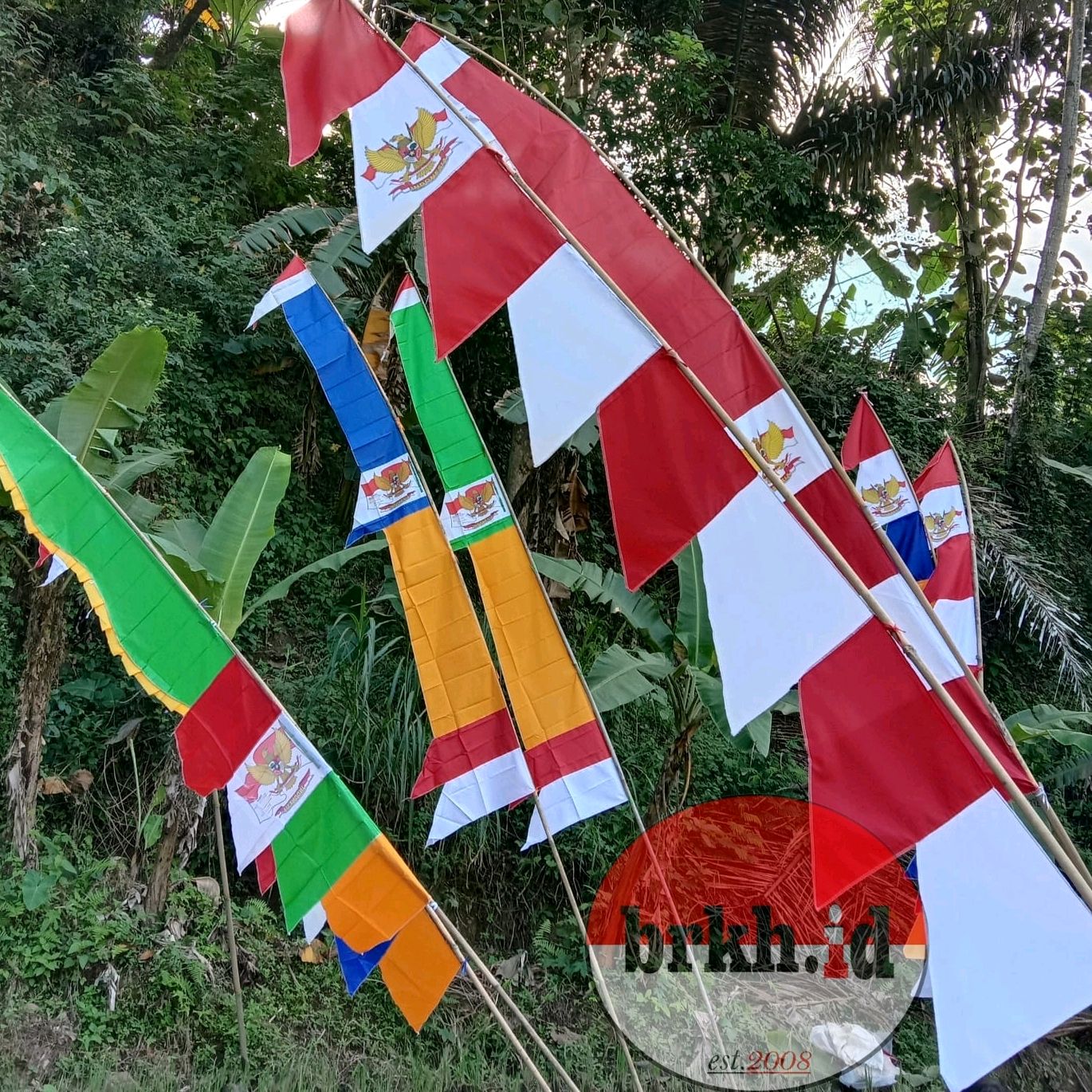 Promo umbul umbul segitiga warna warni gergaji bendera merah putih