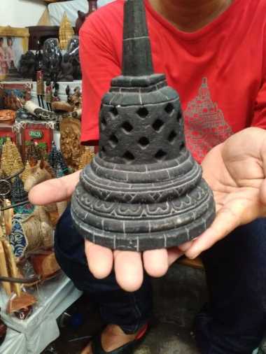 Miniatur Stupa Candi Borobudur dari Batu Candi